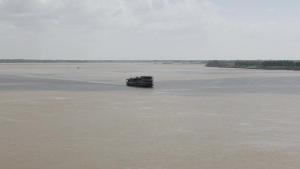 Crucero a vela y la sombra de nubes en la superficie del río — Vídeo de stock