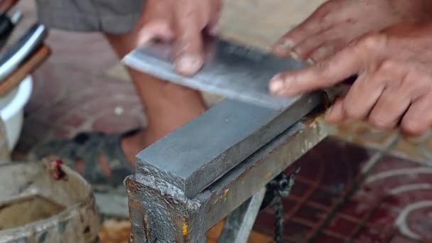 Kampong - Καμπότζη - 05 -07 - 2015; close up on μαχαίρι ξύστρα whetting a cleaver on the πεζοδρόμιο — Αρχείο Βίντεο