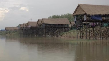 Evlerin waterfront Uzunbacak-göl üzerinde düşen yağmur ile derli toplu satır