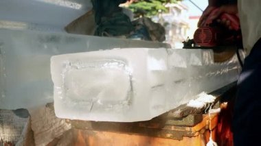 Buz satıcı öncesi küçük blok buz dışında daha büyük bir daire testere ile kesme