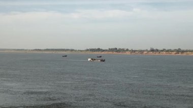 nehir yatağı kum pompalama Nehri üzerinde tarama bir teknenin mesafe görünümü
