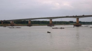 Bulutlu havalarda nehir üzerinde küçük balıkçı tekneleri