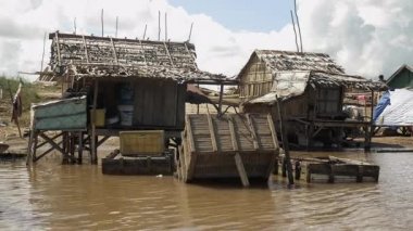 Nehrin kenarındaki ayaklıklar üzerinde küçük balıkçı evi