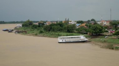 Köprü görünümü ile nehir kenarında şehre cruise gemi ve nehir kıyısı boyunca yüzen evleri