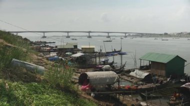 Kampong - Kamboçya - 03 - 02 - 2015: Nehir kenarındaki yüzen evler ve balıkçı köyü