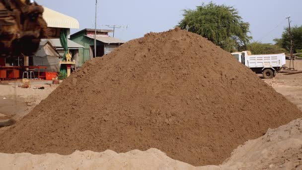 Scarichi degli escavatori e accumuli di sabbia nel sito di smaltimento — Video Stock