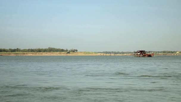 Muddring båt går ner floden fylld med flodbädden sand — Stockvideo