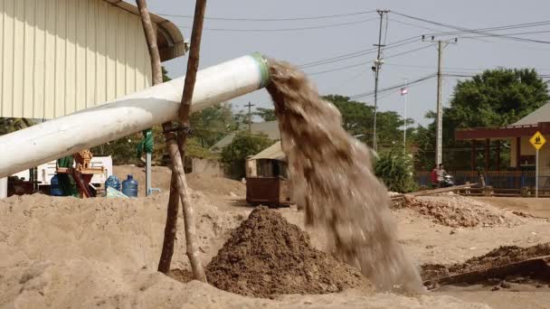 Закрыть на трубе сброс выкопанного речного песка к месту захоронения — стоковое видео