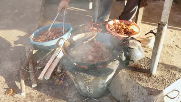 Nő halott békák mártva forró olajban, főzés — Stock videók