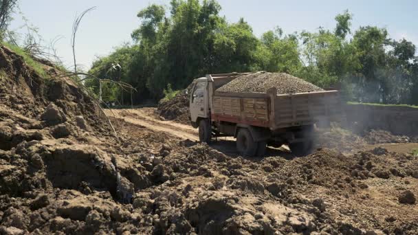 採石場から出て行く砂利を積んだ小型トラックのバックビュー — ストック動画