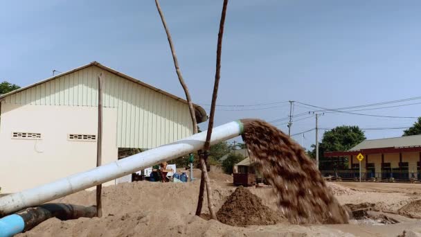 Close-up op een pijp ontladen opgebaggerde rivier zand naar de stortplaats — Stockvideo