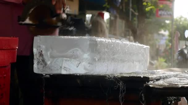 Vendeur de glace pré-découpe de petits blocs de glace dans un plus grand avec scie circulaire — Video