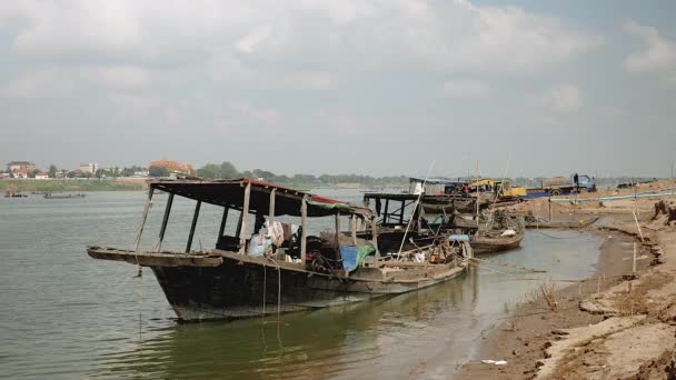 Barcazas de madera atadas a la orilla del río — Vídeo de stock