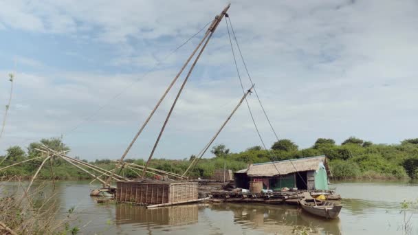 Hausboot mit chinesischem Fischernetz und Bambusfischkiste auf einem See — Stockvideo