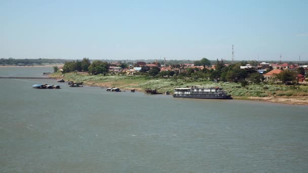 Vue sur le pont de la ville riveraine avec bateau de croisière et maisons flottantes le long de la rive 