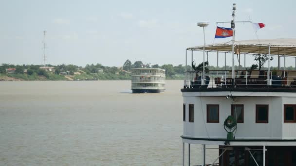 Crucero está amarrado en el borde en un puerto en primer plano, otro se acerca como telón de fondo — Vídeo de stock