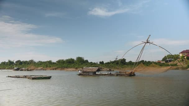 Houseboats with chinese fishing nets on a lake with cages for rearing fish — Stock Video