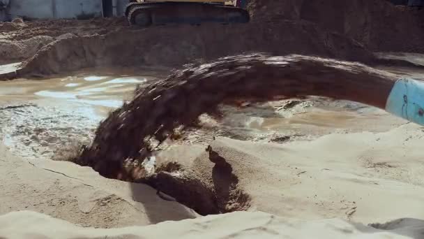 Close-up em um tubo de descarga de areia do rio dragado para o local de descarte — Vídeo de Stock