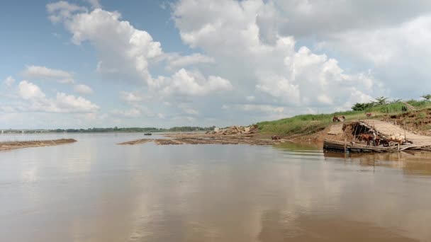 Uitzicht naar de rivier van de houten pier (vanaf de boeg van een veerboot) — Stockvideo