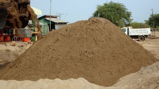 Bagger entleert und stapelt Sand auf Entsorgungsstelle — Stockvideo