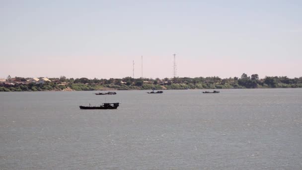 Vista à distância de barcos de dragagem bombeando areia do rio — Vídeo de Stock