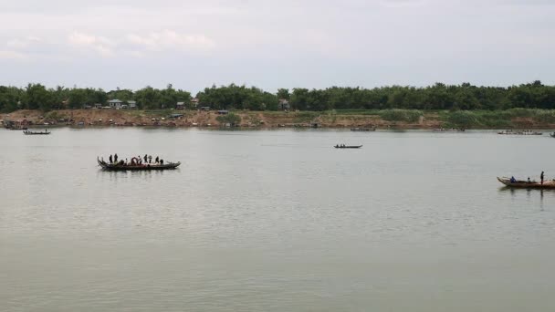 Fishing boats on the river and a group of fishers pulling a large net out of the water — Stock Video