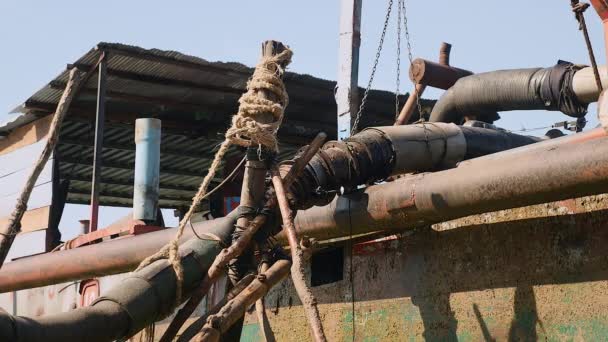 Tekne çizim riverbank uzak tarama kum yakın çekim — Stok video