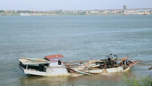 Sabbia dragaggio barca in uso dalla riva del fiume — Video Stock