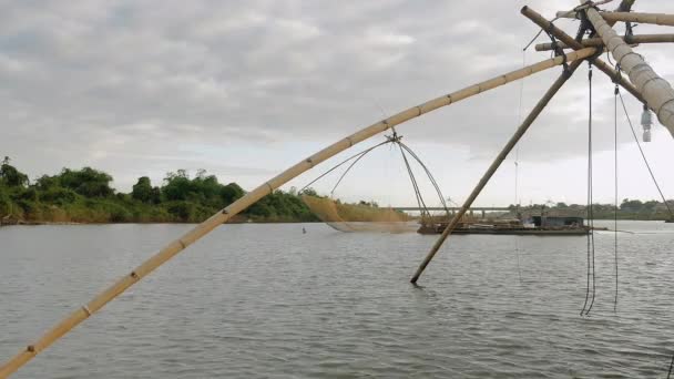 中国、湖でゆっくりと動いて、漁網と屋形船 — ストック動画