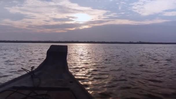 Zicht van de boog van een kleine motorboot tijdens een rit op een vijver bij bewolkt zonsopgang — Stockvideo