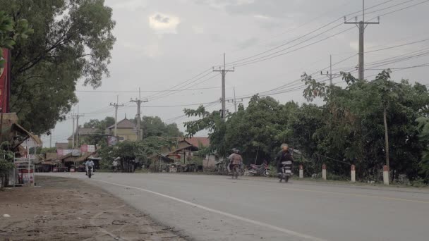 Yağmurlu bir günde yolda motosiklet ve araba — Stok video
