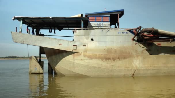 Kampong - Camboya - marzo-2015: tiro panorámico de un barco de dragado que se aleja del muelle para bombear arena del río — Vídeos de Stock