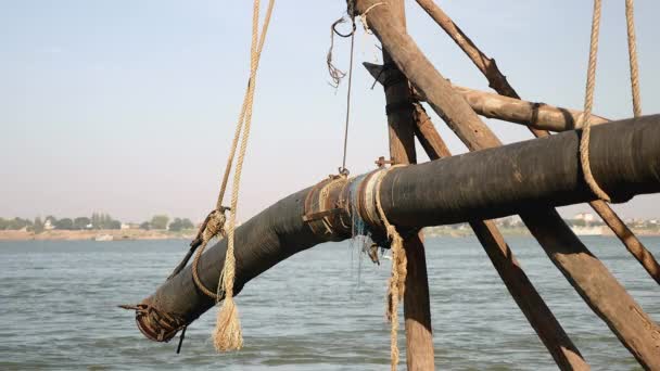 Крупный план трубопроводной системы, спускающейся по реке и удерживаемой бамбуковой структурой — стоковое видео