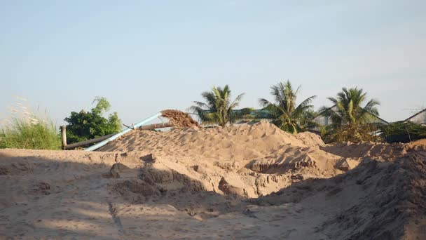 Tuyauterie déversant du sable dragué dans le site d'immersion — Video