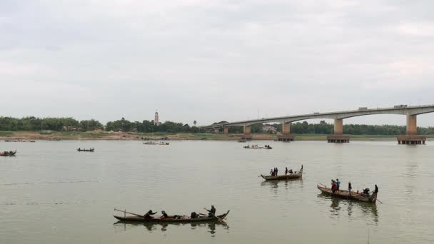Bateaux de pêcheurs soulevant leurs grands filets hors de l'eau. Vieille tour de guet au bord de la rivière comme toile de fond — Video