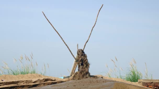 Трубный сброс выкопанного речного песка на место захоронения — стоковое видео
