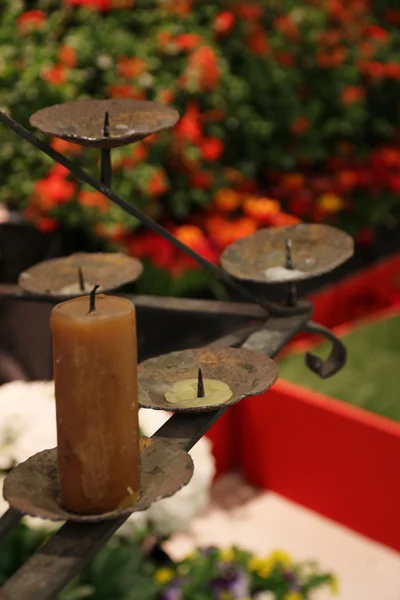 Старий свічник з коричневими свічками — стокове фото