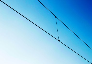 Mavi gökyüzü üzerinde elektrik tesisatı