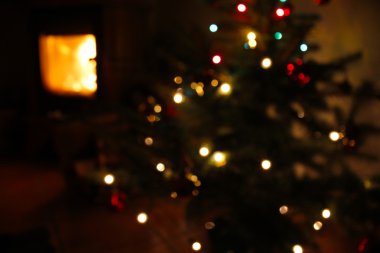 Şömine yakın hediye ile Noel ağacı