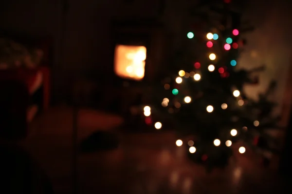 Arbre de Noël avec cadeaux près de la cheminée — Photo