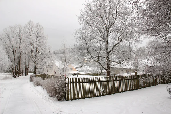 Besneeuwde dorp buiten natuur — Stockfoto