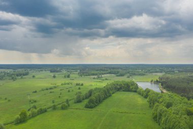 Polonya 'nın Zagan kenti yakınlarındaki Bobr nehri ormanın içinden akıyor, yukarıdan görülüyor. İHA 'dan fotoğraf..
