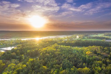 Polonya 'nın Zagan kenti yakınlarındaki Bobr nehri ormanın içinden akıyor, yukarıdan görülüyor. İHA 'dan fotoğraf..