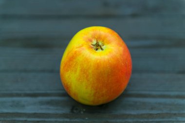 Elmalar koyu ahşap arka planda..