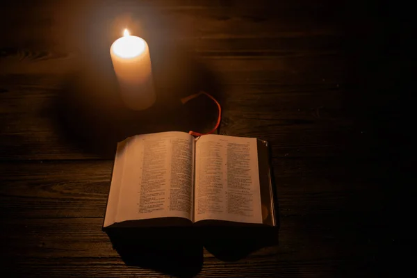 Una Biblia Tendida Sobre Fondo Madera Oscura Iluminada Por Cálida —  Fotos de Stock