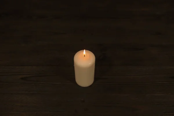 Uma Vela Branca Brilhando Com Sua Chama Escuridão — Fotografia de Stock