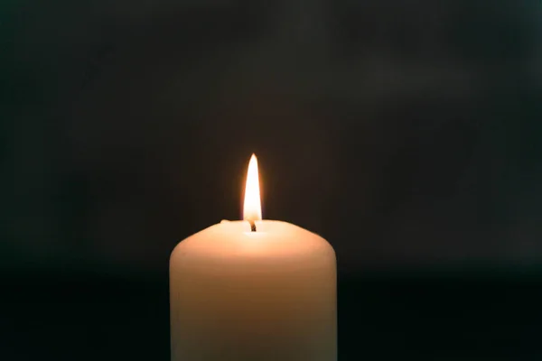 Eine Weiße Kerze Die Mit Ihrer Flamme Der Dunkelheit Leuchtet — Stockfoto
