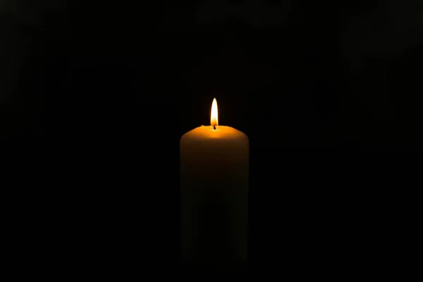 Eine Weiße Kerze Die Mit Ihrer Flamme Der Dunkelheit Leuchtet — Stockfoto