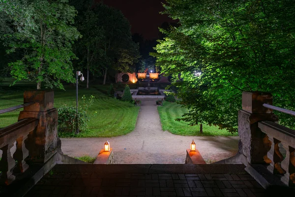 Zámecký Park Městě Ilowa Polsku Noční Scenérii Vedené Schody Osvětlené — Stock fotografie