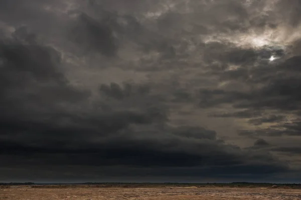 Uma Vasta Planície Coberta Campos Aráveis Prados Céu Está Nublado — Fotografia de Stock